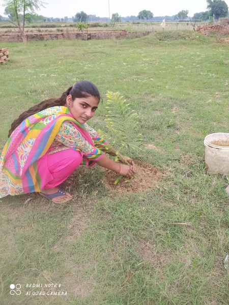 विश्व पर्यावरण दिवस पर राष्ट्रीय युवा स्वयं सेवक प्रिया दुबे ने किया वृक्षारोपण
