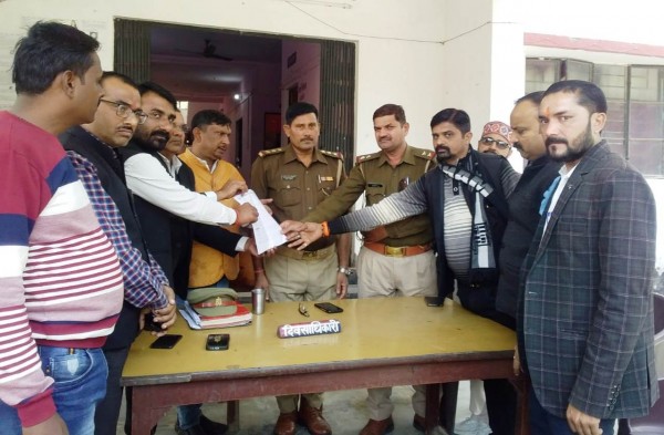 अधिवक्ता पर जानलेवा फायरिंग के आरोपी की गिरफ्तारी न होने पर भड़के अधिवक्ता,  जेठवारा थाना का किया घेराव