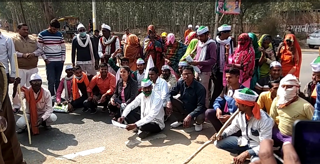राष्ट्रीय राजमार्ग पर किसानों ने किया धरना प्रदर्शन