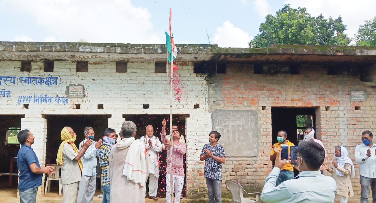 प्रतापगढ़ भाजपा जिला मंत्री अजय बर्मा ने सांगीपुर विद्यालय में किए झंडारोहण