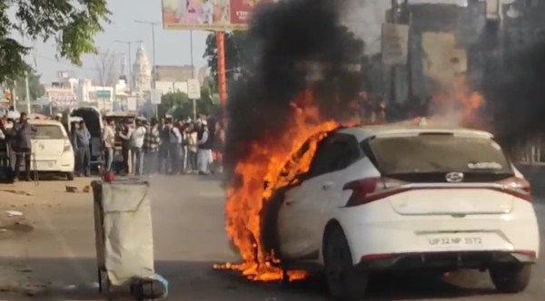 चलती कार अचानक शोला बनी, सड़क पर मची भगदड़