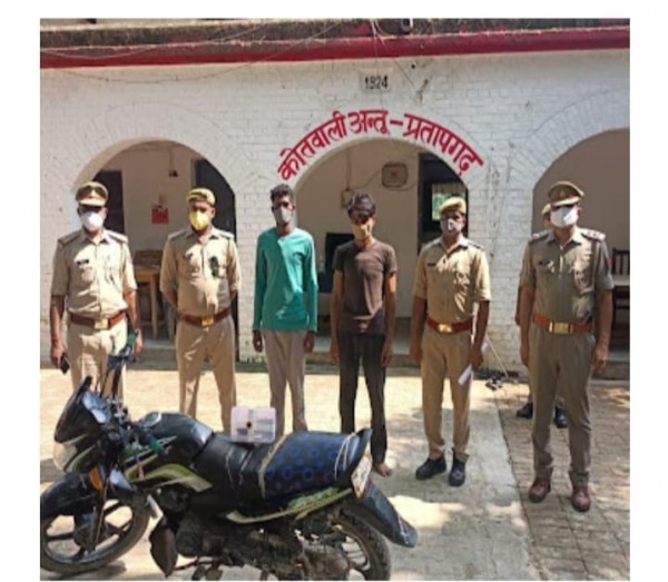 मारपीट कर लूट करने संबंधित घटना में संलिप्त 02 शातिर अभियुक्त गिरफ्तार