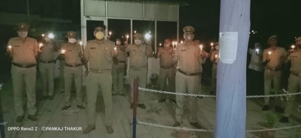 प्रधानमंत्री नरेन्द्र मोदी की अपील पर सरोजनीनगर इंसपेक्टर आनन्द कुमार शाही ने व पूरी पुलिस टीम ने थाने में जलाया दिया