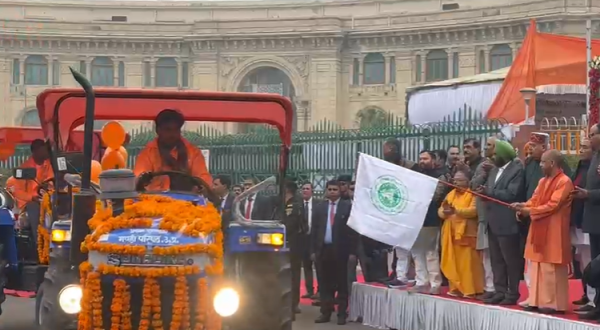 पूर्व प्रधानमंत्री चौधरी चरण सिंह की जयंती के अवसर पर सीएम योगी ने किसानों को वितरित किया  ट्रैक्टर