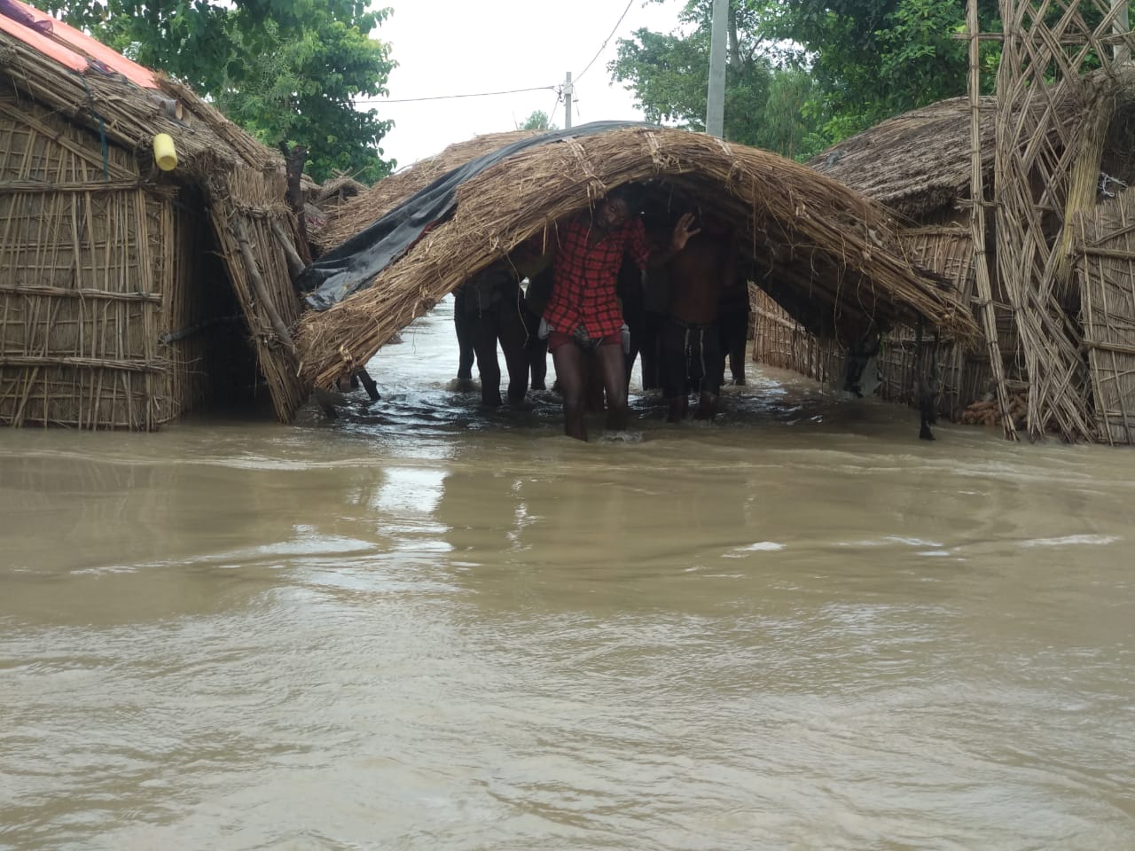 रामपुर मथुरा क्षेत्र के 200 घरों में घुसा बाढ़ का पानी , दहशत में 16 गांव के लोग