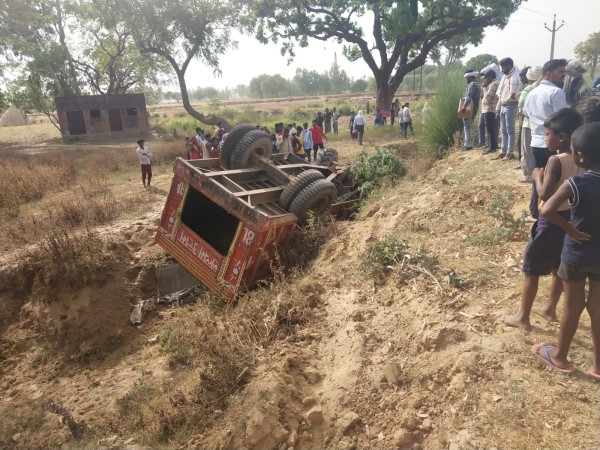 अनियंत्रित ट्रैक्टर पलटा, चालक गंभीर