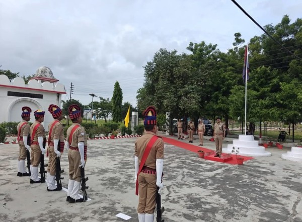 परेड की सलामी के बाद परेड का टोली बार एसपी ने किया निरीक्षण