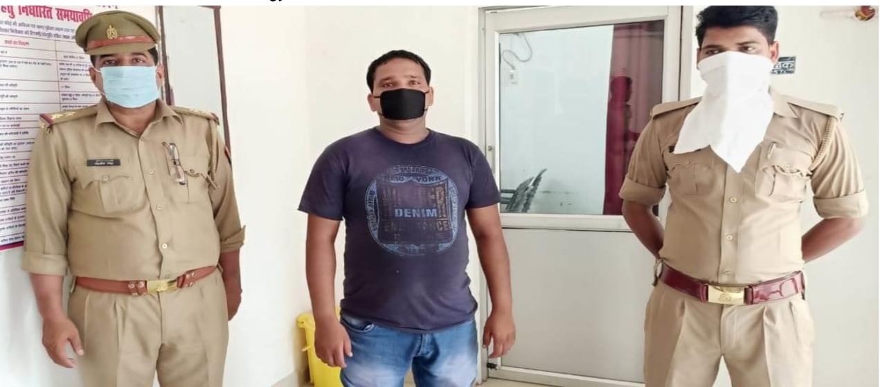 महमूदाबाद में टॉप 10 अपराधी को पुलिस ने स्मैक के साथ किया गिरफ्तार