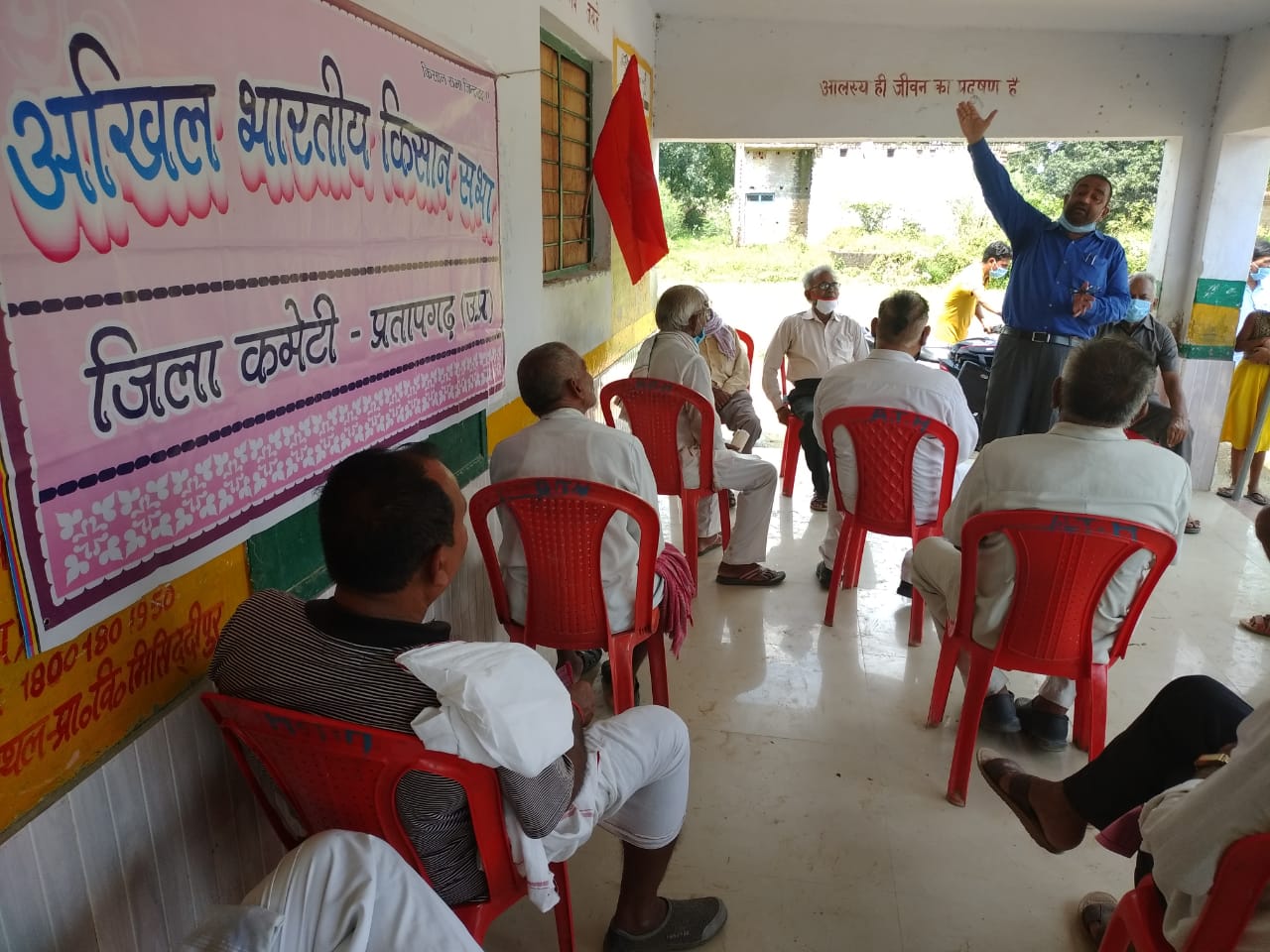 प्रतापगढ़ का किसान आन्दोलन भारतीय स्वतंत्रता संग्राम में स्वर्णिम अक्षरों में अंकित है--हेमंत नंदन ओझा