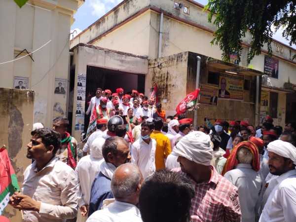 प्रतापगढ़ में सपा कार्यकर्ताओं ने किया विरोध प्रदर्शन