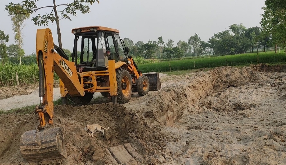 रामपुर मथुरा क्षेत्र में बालू व मिट्टी खनन जोरों पर खनन से संबंधित अधिकारी नही कर रहे कार्यवाही