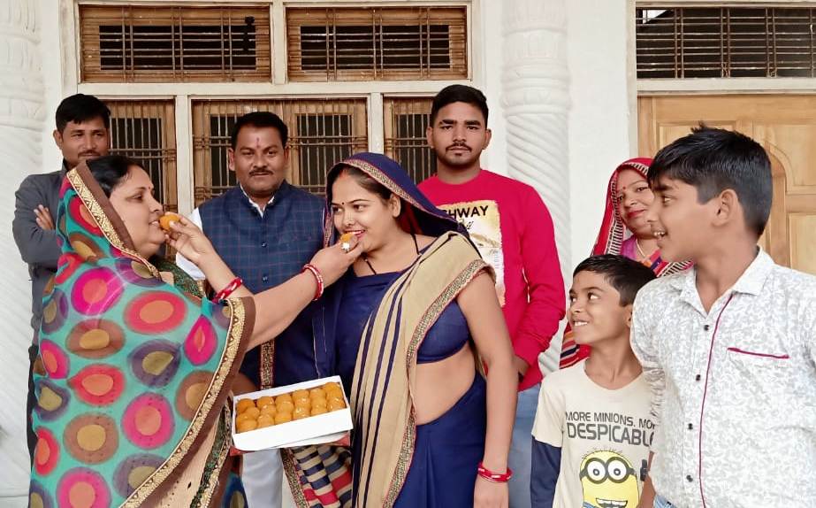 उमेश द्विवेदी की जीत पर लोगों ने व्यक्त प्रसन्नता, मुंह मीठा कराकर जताई खुशी