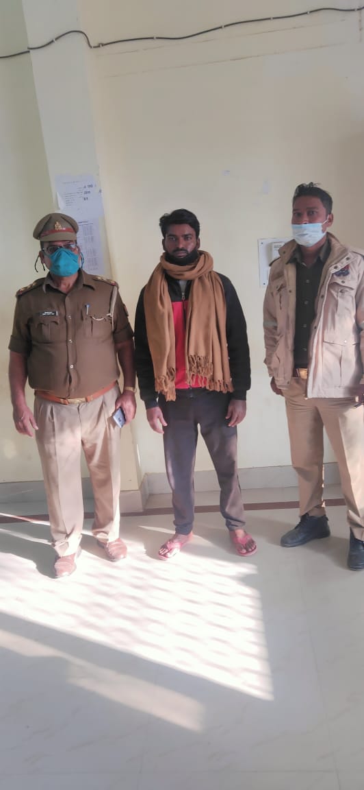 वांछित अभियुक्त को 22 कुंटल सरिया के साथ किया गिरफ्तार