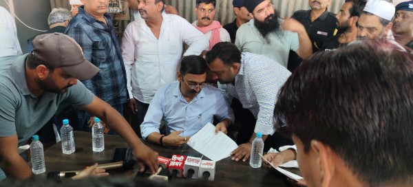 मंडी के अंदर फ्लाईओवर निर्माण के विरोध में उतरे आढ़ती, सचिव ने दिया समर्थन
