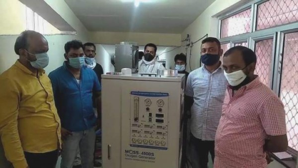 खान भाइयों और उसकी टीम ने जिला अस्पताल को ऑक्सीजन मशीन की दान
