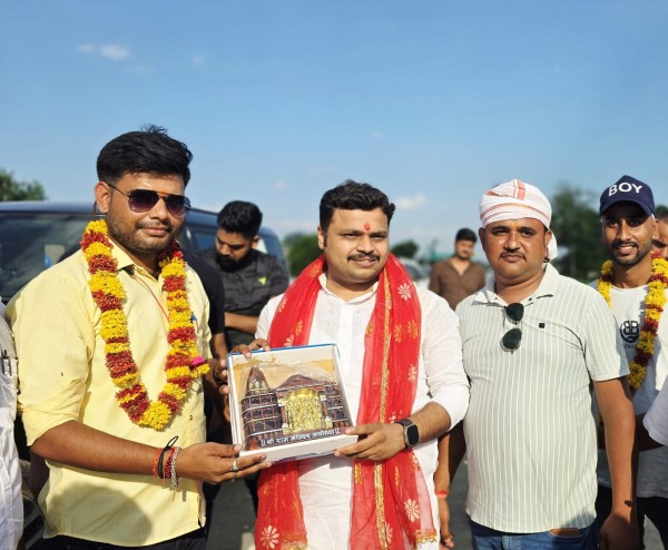 भाजपा नेता अविचल शुक्ला ने सिद्वपीठ मां चन्द्रिका देवी मंदिर में पूजा अर्चना कर टेका मत्था
