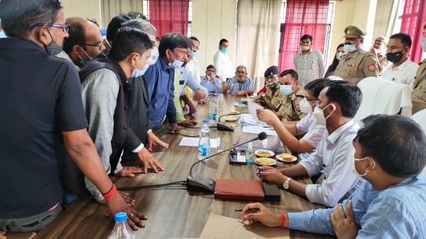 विभिन्न मांगों को लेकर वकीलों ने जिलाधिकारी को सौंपा ज्ञापन, समाधान का मिला भरोसा