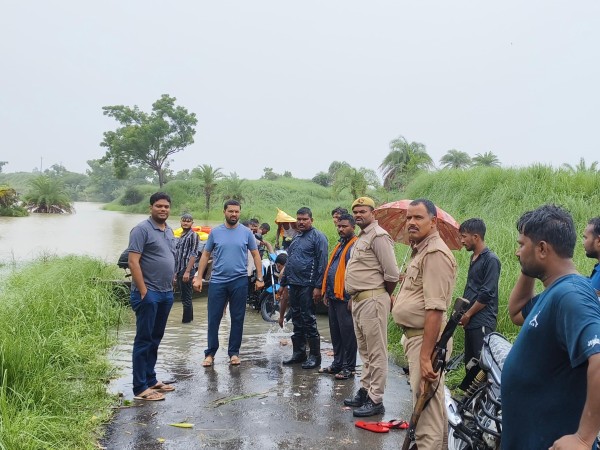 बाढ़ प्रभावित क्षेत्रों का निरन्तर भ्रमण कर अधिकारी बाढ़ की स्थिति की कर रहे हैं निगरानी