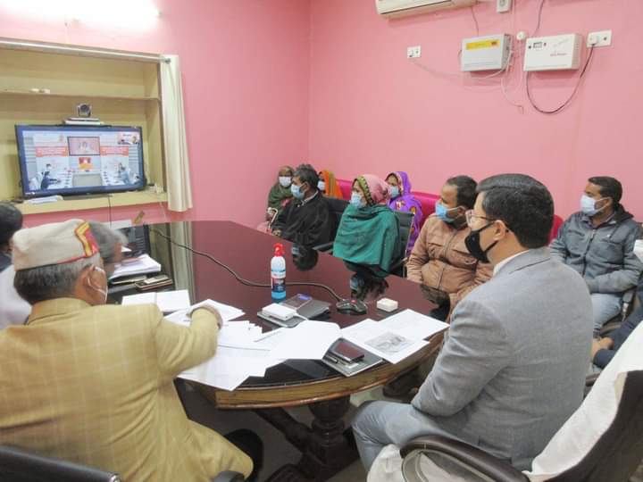 मुख्यमंत्री आवास योजना के लाभार्थी त्रिवेणी प्रसाद तिवारी से मुख्यमंत्री जी ने किया अनलाइन संवाद