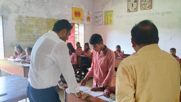 कंपोजिट विद्यालय मुकीमपुर का डीएम ने किया आकस्मिक निरीक्षण