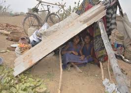 भारी बारिश के कहर से गरीब हुए बेघर