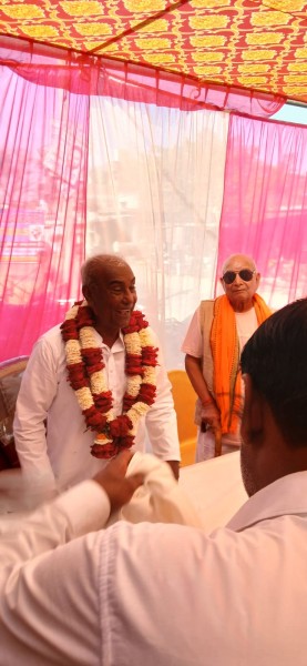 प्रिंसिपल रामवृक्ष यादव के विदाई समारोह में ग्रामीणों की आँखे हुई नम