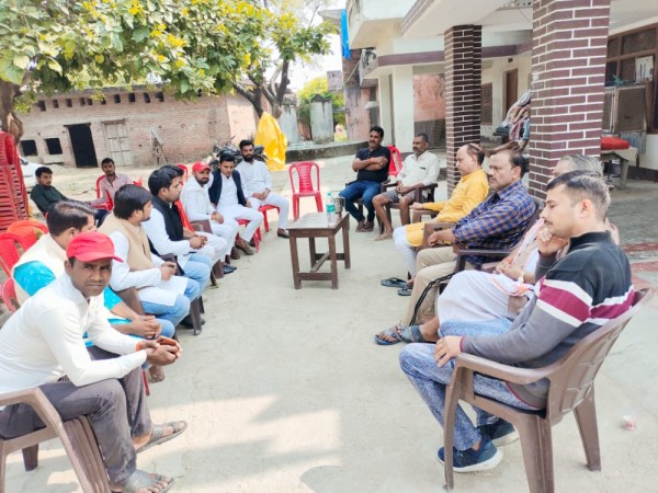 मुलायम सिंह यूथ ब्रिगेड के कार्यकर्ता  पहुंचे मृतक ब्यापारी के घर,जताई शोक संवेदना