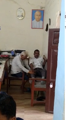 कार्यालय में पैर दबाते हुए कैमरे में हुए कैद नाजिर बाबू