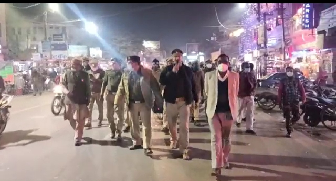 नए वर्ष पर पुलिस अधीक्षक ने भारी पुलिस बल के साथ बाजारों में निकाला फ्लैग मार्च