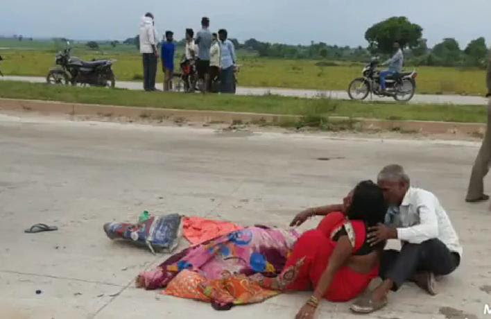मिर्जापुर के NH7 पर बाइक सवार को ट्रक ने पीछे से मारी टक्कर एक महिला की मौत दो घायल