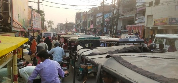 प्रशासन की लापरवाही से हलाकान हो रहे लोग