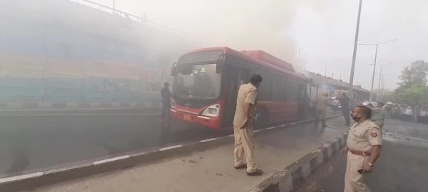 चलती डीटीसी की बस में लगी आग, ड्राइवर और कंडक्टर ने सूझबूझ दिखते हुए यात्रियो की जान बचाई