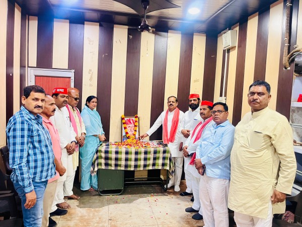 समाजवादी पार्टी ने मनाई महात्मा ज्योतिराव फुले की जयंती