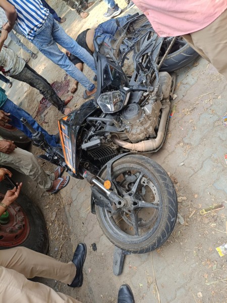 दुबग्गा में भीषण सड़क हादसा: डिवाइडर फांदकर ट्रक से टकराई तेज रफ्तार बाइक, एक युवक की मौत