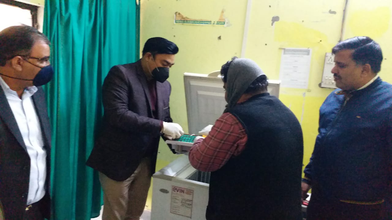 प्रतापगढ में स्वास्थ्य कर्मियों को किया गया वैक्सीन से संतृप्त