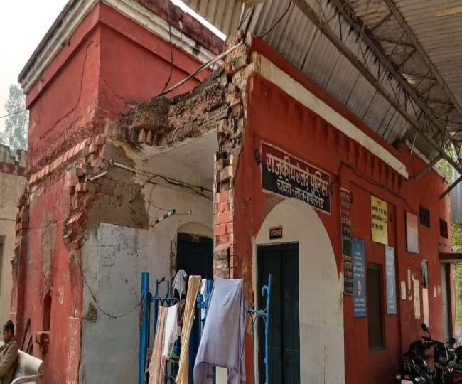 प्रयागराज के लालगोपालगंज रेलवे स्टेशन  में जर्जर भवन में असुरक्षित हैं जीआरपी के जवान।