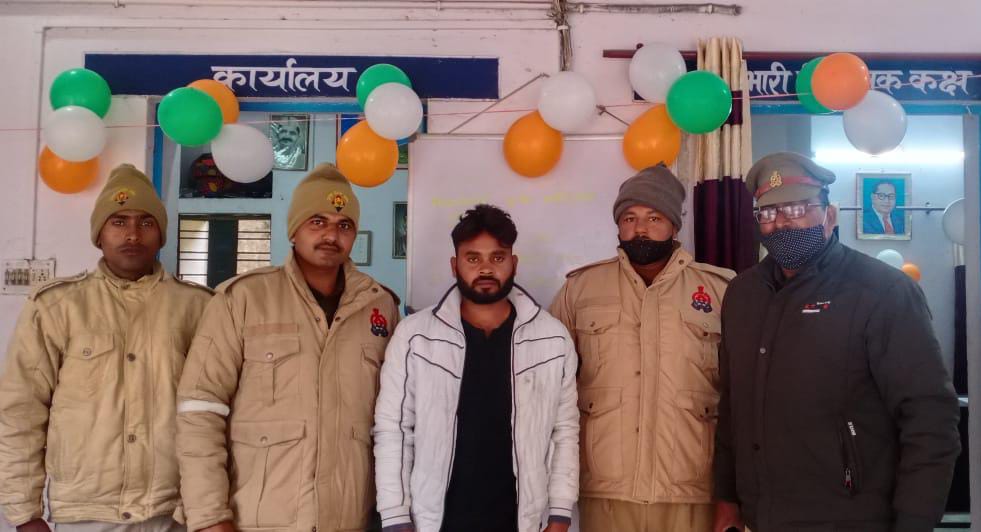 चोरी की मोटरसाइकिल व 05 देशी बम के साथ एक युवक गिरफ्तार