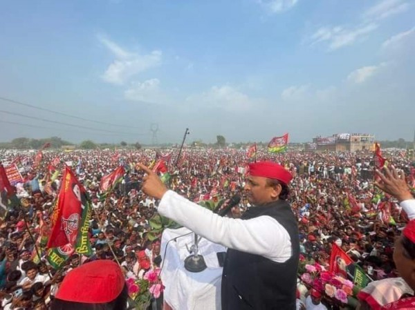 प्रतापगढ़ पहुंचे अखिलेश यादव-- कहा लहर बड़ी करारी है, चिलम पर साइकिल भारी है