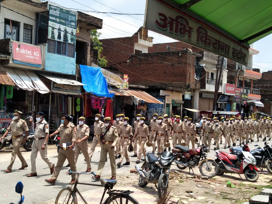 पीएसी के साथ पुलिस अधिकारियों ने किया फ्लैग मार्च