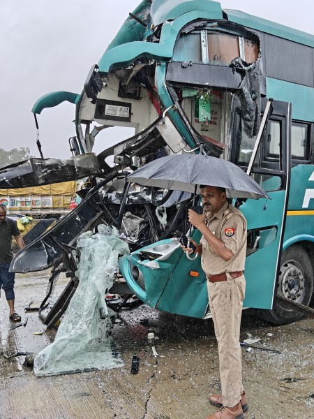 टोल प्लाजा के पास डबल डेकर बस ट्रक से टकराई, चालक गंभीर घायल