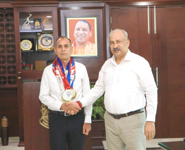 DGP राजीव कृष्ण से वर्ल्ड पुलिस एंड फायर गेम्स-2025 में 9 पदक जीतकर रिकॉर्ड बनाने वाले सेवानिवृत्त पुलिस उपाधीक्षक द्वारा की गयी मुलाकात