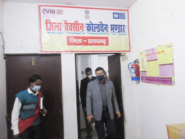 जिलाधिकारी ने अस्पताल के जिला वैक्सीन कोल्डचैन भंडार का किया औचक निरीक्षण