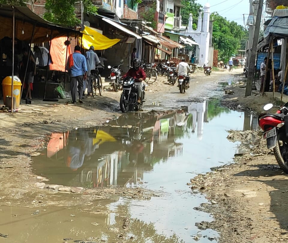सड़क पर बह रहा है नाली का गंदा पानी, राहगीरों को हो रही है आवागमन में परेशानी ।