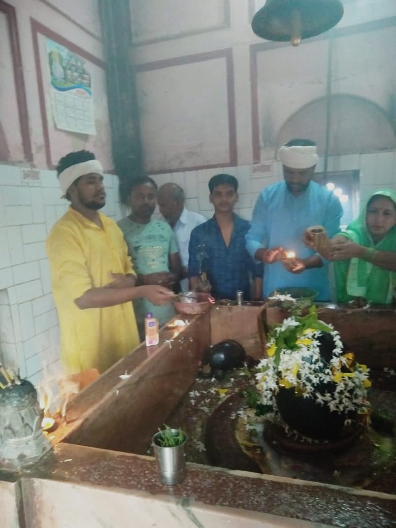 दौआबा के प्रसिद्ध ब्रह्मचारी मंदिर में लोगों ने किया पूजा-अर्चना