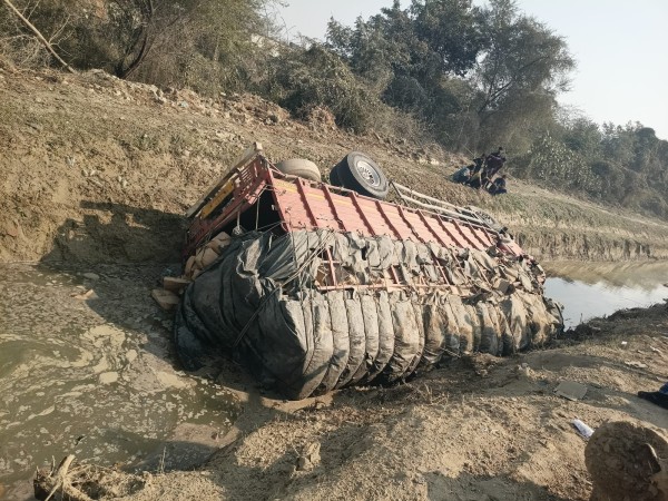 आगरा एक्सप्रेसवे पर पलटा कांच से लदा डीसीएम, पुलिस ने नहर में फंसे चालक को सुरक्षित निकाला