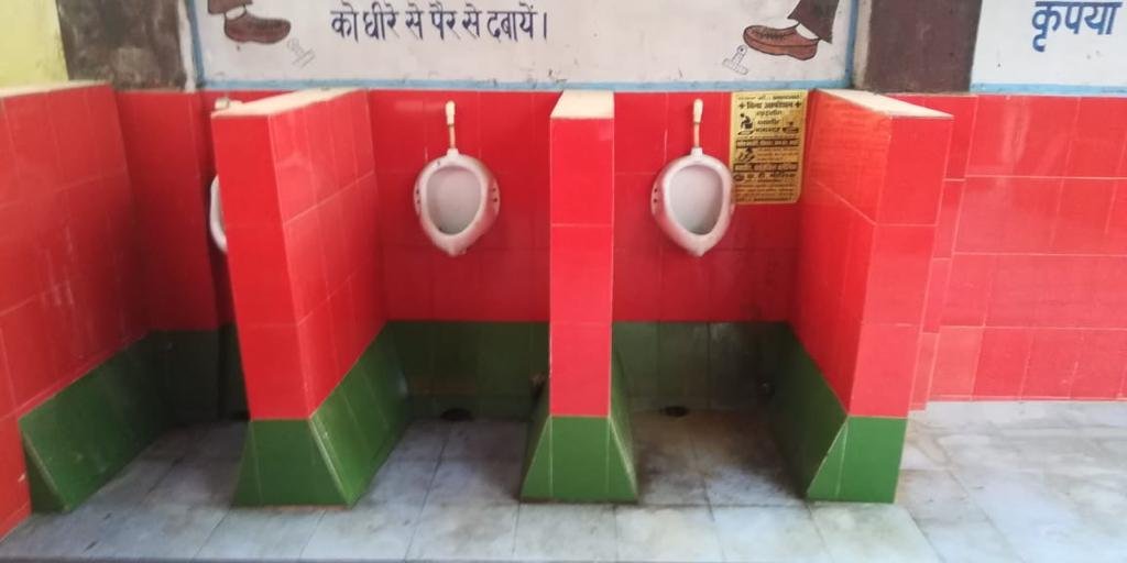 गोरखपुर- शौचालय की दीवारों को सपा के रंग में रंगा गया, शौचालय का तत्काल बदला जाए रंग-समाजवादी पार्टी