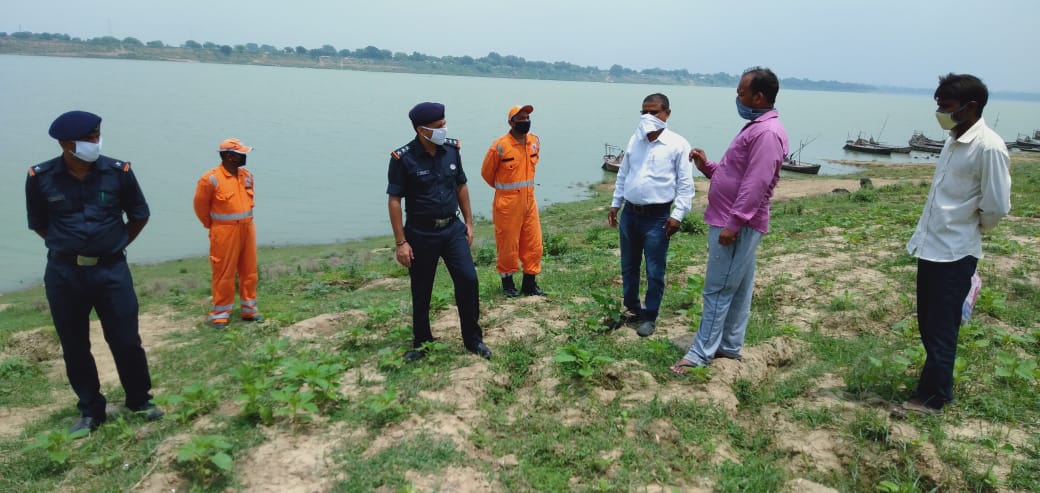 एनडीआरएफ की टीम ने बारा तहसील एवं प्रयागराज के बाढ़ संभावित क्षेत्रों का किया दौरा।