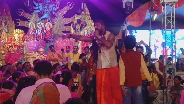 पागल पागल कहते हैं ये दुनिया पागल खाना है... मैं भी पागल तू भी पागल सारा जमाना है