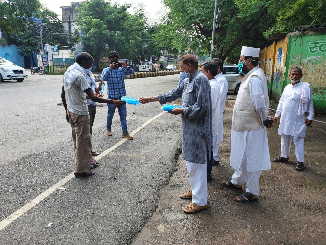 राष्ट्रीय लोकदल द्वारा स्वतंत्रता दिवस मनाते हुए मास्क का वितरण किया गया