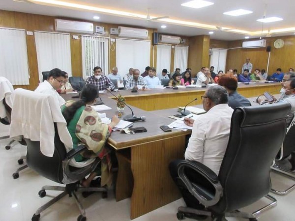 जिलाधिकारी ने शासन की विकास प्राथमिकता वाले परियोजनाओं एवं कार्यों की समीक्षा की